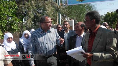 بالصور.. أهالى الوادى يستقبلون وزير التخطيط بصور السيسى