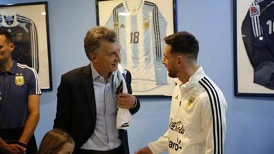 رئيس الأرجنتين يزور معسكر منتخب بلاده ويلتقي «ميسي»