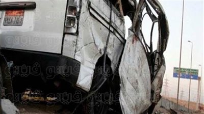 إصابة 14 شخصا في تصادم سيارتين بطريق 