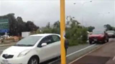 بالفيديو.. عاصفة شديدة تقطع الكهرباء عن 34 ألف منزل في أستراليا