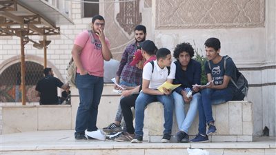 المراجعة النهائية لطلاب الثانوية الأزهرية قبل امتحان الفيزياء (صور)