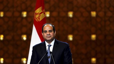 «دموع الرئيس».. 4 مرات بكى فيها السيسي.. بجوار عدلي منصور في احتفالات أكتوبر.. كلمات «ابن الشهيد» في ذكرى ثورة يناير.. أثناء مصافحة أسر شهداء طائرة رفح.. وبعد عن الأضواء في وفاة وا