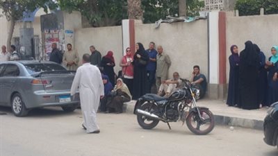 أولياء الأمور يفترشون الأرض أمام لجان كفر الشيخ خلال امتحان «الفيزياء»