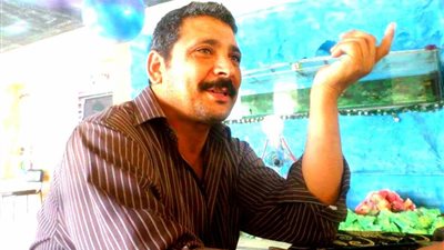 موظف يحول الحيوانات النافقة داخل مركز استكشافي إلى تحف فنية (فيديو)