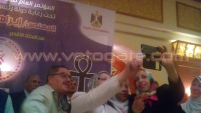 بالصور.. ناهد عشري تلتقط «سيلفي» مع مصريين بالخارج