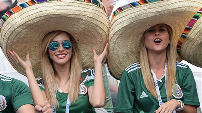 مشجعات «كأس القارات».. جميلات يعشقن كرة القدم