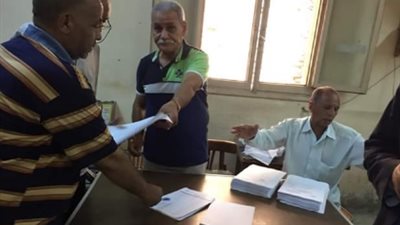 وكيل وزارة قوى قنا يتفقد لجان الانتخابات العمالية