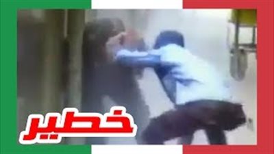بالفيديو.. شاب عربي يلقي «ماء نار» على وجه زوجته داخل المحكمة