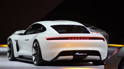 «بورش» تقدم تقنيات جديدة لمعرفة طرق صيانة السيارات (فيديو)