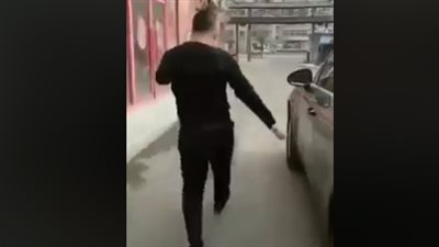 رجل يقع في مأزق بسبب خروجه من سيارته المتحركة (فيديو)