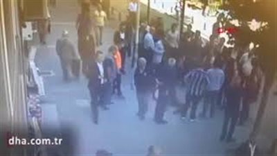 عقوبة قاسية لرجل اعتدى على زوجته بالضرب في الشارع (فيديو)