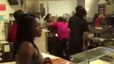 بالفيديو والصور.. مشاجرة بين عاملتين بمطعم «ماكدونالدز»