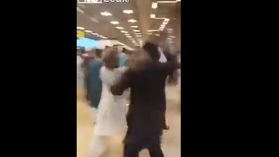 مشاجرة عنيفة بين معتمرين في صالة المطار (فيديو)