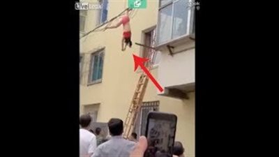 شاهد.. ماذا حدث لسيدة حاولت الهرب من زوجة عشيقها بالقفز من نافذة