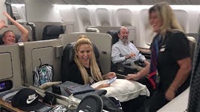 بالفيديو.. مضيفة جوية تعد مفاجأة لـ«شاكيرا» على متن طائرة