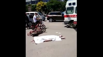 لحظة وفاة سائق دراجة نارية بعد تعرضه لحادث تصادم مروع (فيديو)