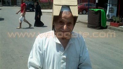 بالصور.. عم «زيزو» يتحدى حرارة الشمس