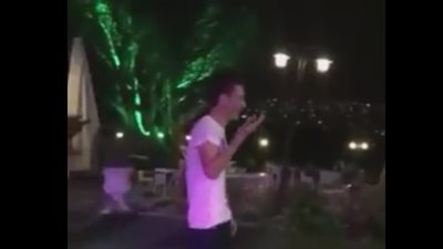 بالفيديو.. رد فعل ممثل تركي لحظة إمساكه باقة الورد في حفل زفاف صديقته