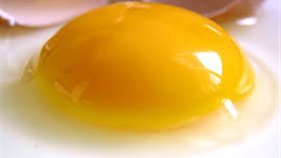 احذرى..البيض النيئ يصيب طفلك بالتسمم
