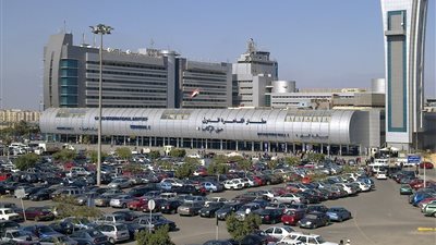 التحقيق مع ساقطة تستقطب الرجال أمام مطار القاهرة