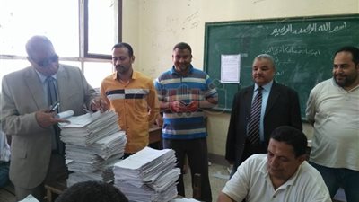 «عزب» يتابع كنترول الشهادة الإعدادية بالمنيا قبيل إعلانها (صور)