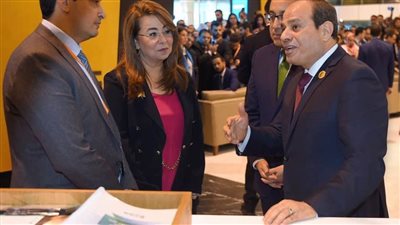 السيسي يتفقد معرض التضامن الاجتماعي ويطلع على مشروع 