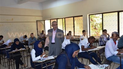 بالصور.. «سكرتير عام أسوان» يتفقد لجان امتحانات الدبلومات الفنية