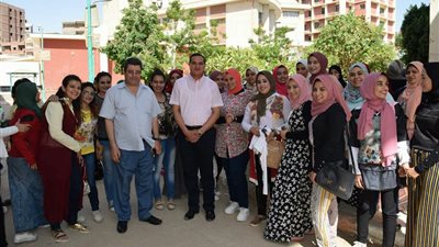 طلاب «آداب سوهاج» يختتمون الامتحانات بالتقاط الصور مع رئيس الجامعة