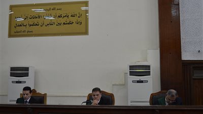 تأجيل محاكمة بديع والشاطر في «أحداث الإرشاد» لـ٤ يونيو