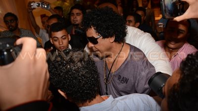 بالفيديو والصور.. لحظة وصول محمد منير إلى حفل زفاف مي كساب