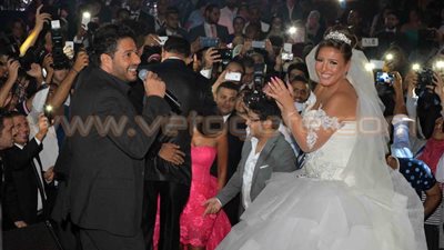 بالصور.. «حماقي» يشعل حفل زفاف «أوكا» ومي كساب