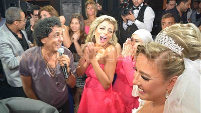 بالصور.. محمد منير يتألق في حفل زفاف «أوكا» ومي كساب
