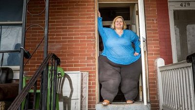 بالفيديو والصور.. امرأة تخاطر بحياتها لتحطيم رقم قياسي في زيادة الوزن