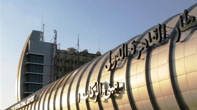 وزير الاتصالات اليوناني يصل مطار القاهرة