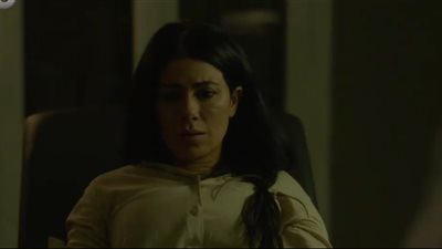 لحظة إجهاض عمرو يوسف لصبا مبارك في «طايع» (فيديو)