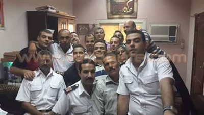 بالصورة.. ضباط شرطة يلتقطون «سيلفي» مع مسجلة خطر بقسم المرج