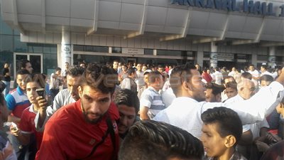 بالصور.. الجماهير تستقبل بعثة النادي الأهلي بـ«السيلفي» في مطار القاهرة