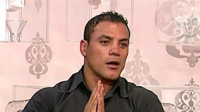 عمرو زكي يدعو مجلس الزمالك لحضور افتتاح أكاديميته في المنصورة