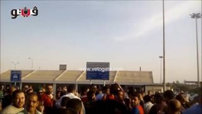 بالفيديو.. مشادات بين الجماهير بسبب الـ«سيلفي» مع نجوم الأهلي