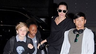 ابنة أنجلينا جولي وبراد بيت تقرر التحول إلى صبي بشكل رسمي