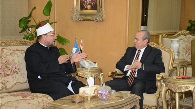 محافظ دمياط ووزير الأوقاف يناقشان إنشاء قرية سياحية برأس البر