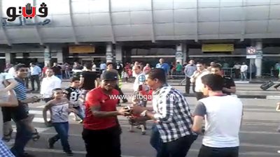بالفيديو.. جون أنطوي يهرب من احتفالات الجماهير بمطار القاهرة
