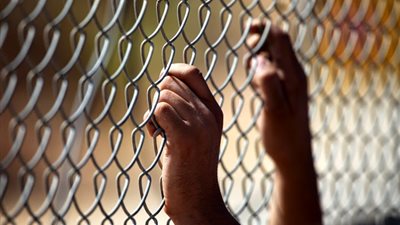 حبس ساقطة تستقطب الرجال أمام المطار