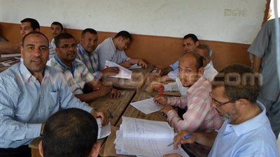 بالصور.. مدير إدارة جرجا التعليمية يتابع لجان تصحيح الشهادة الإعدادية