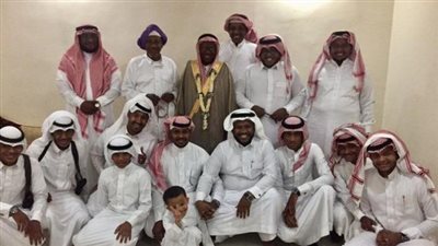 بالصور.. ثمانيني سعودي يحتفل بزوجته الرابعة وسط 24 ابنا وحفيدا