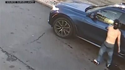 أب يتصدي لمجرم حاول سرقة سيارة زوجته أثناء تواجد أطفاله الـ 3 بداخلها (فيديو)