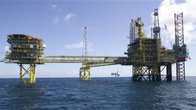 أسعار النفط ترتفع لكن الإنتاج الأمريكي القياسي يضغط عليها