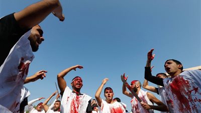 بالصور.. التايم تبرز احتفالات الشيعة الدموية بعاشوراء