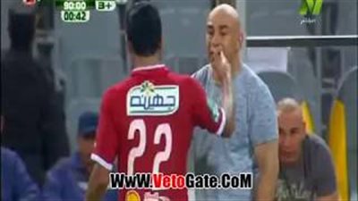 بالفيديو.. حسام حسن يحتوي غضب صالح جمعة خلال لقاء الأهلي والمصري