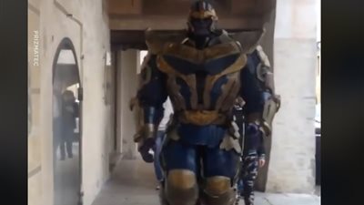 سر بدلة تنكرية ضخمة تسير في شوارع لندن (فيديو)